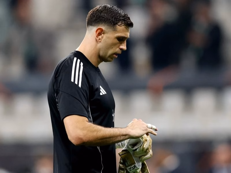 El nuevo arquero del Aston Villa que podría acelerar la salida del “Dibu” Martínez