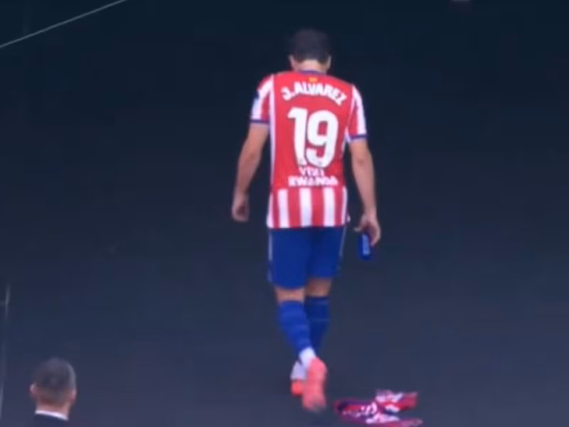 Insólito: Julián Álvarez se fue solo al vestuario y el “Cholo” explicó por qué