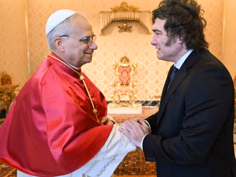 Visita del papa León XIV a la Argentina: el Ejecutivo analiza declarar feriado durante su llegada y prepara un megaoperativo