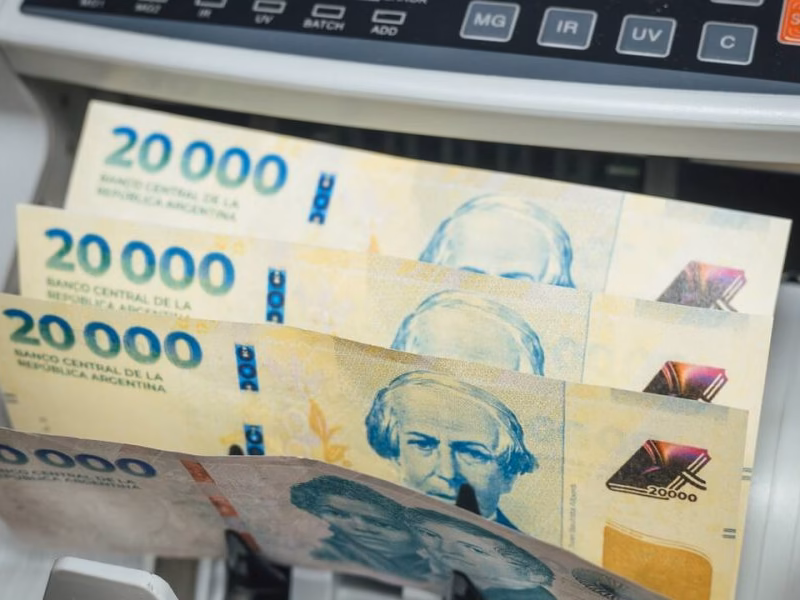 El Gobierno oficializará por decreto un aumento escalonado del salario mínimo hasta $437.000