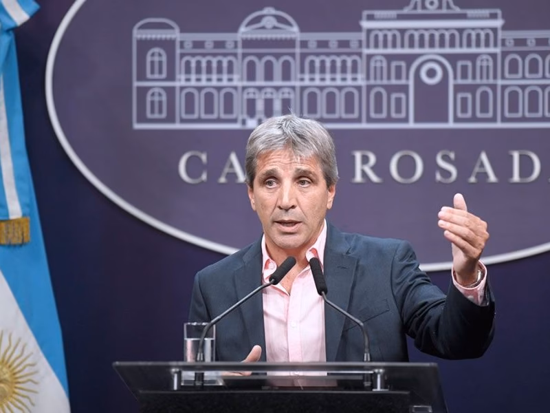 Luis Caputo viaja a la cumbre del G20 para defender la política económica del Gobierno