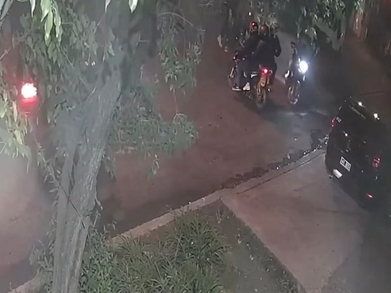 Una banda de motochorros intentó asaltar a un policía en Laferrere: se defendió a tiros y mató a un adolescente de 15 años
