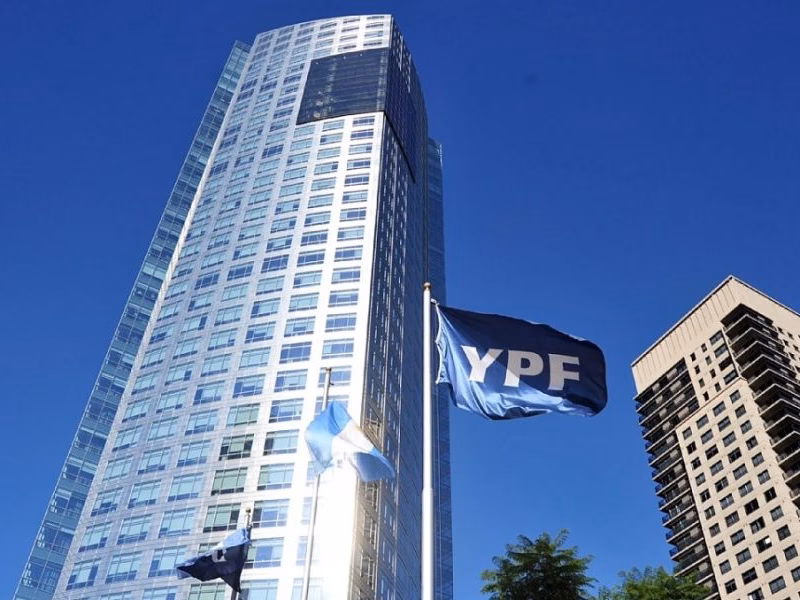 El Gobierno busca que EE.UU. investigue la compra de acciones de YPF durante el kirchnerismo