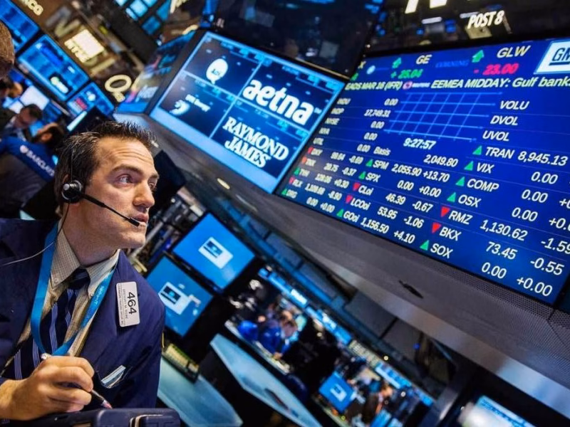 Mercados en rojo: bajan las acciones argentinas en Wall Street y sube le riesgo país