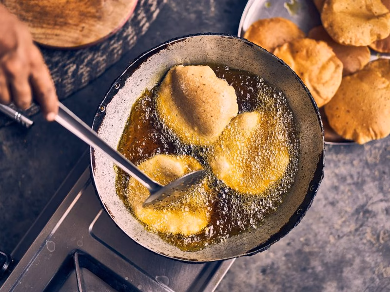 Cómo reducir las salpicaduras de aceite en la cocina