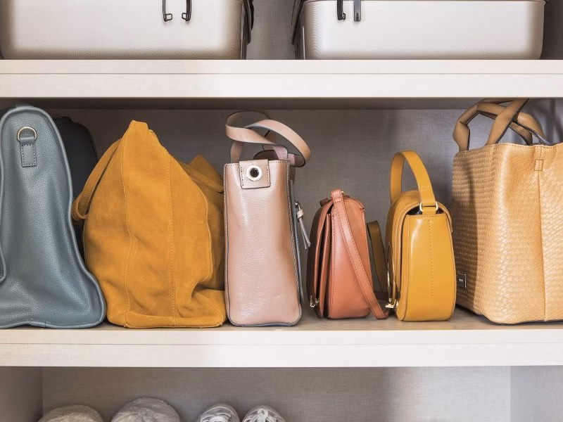 La mejor forma de guardar las carteras para conservar su estructura
