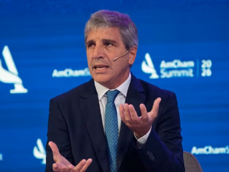 Luis Caputo dijo que la caída en la actividad económica responde a “shocks transitorios”