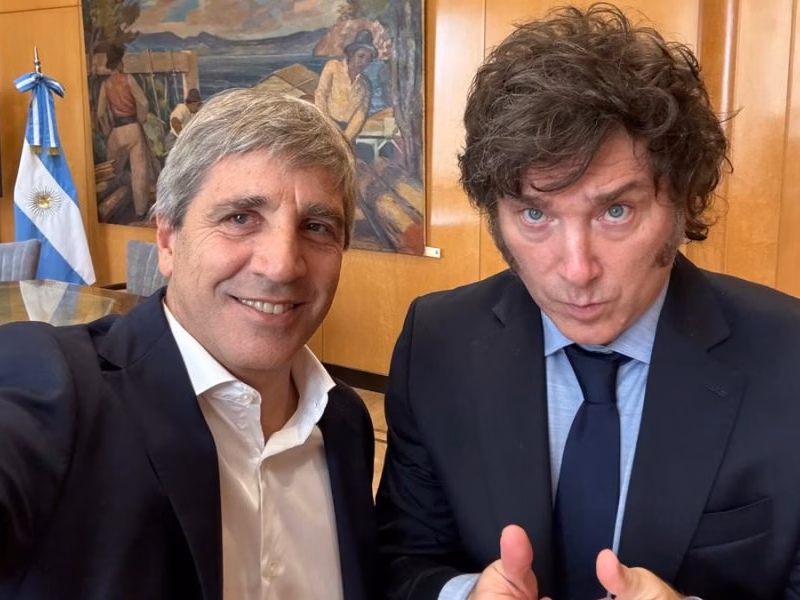 Caputo y Milei cruzaron a los economistas críticos del Gobierno con un video de la Avenida Corrientes