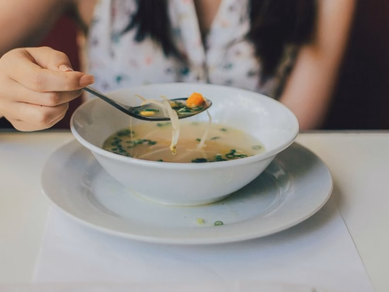 Formas de recuperar una sopa que quedó demasiado salada