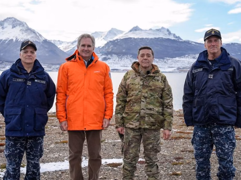 El canciller y el ministro de Defensa visitaron el lugar en el que se construirá la Base Naval Integrada