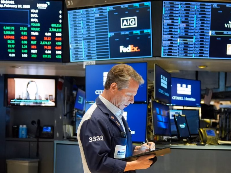Preocupación en los mercados: el riesgo país se acerca a los 600 puntos y sube el dólar