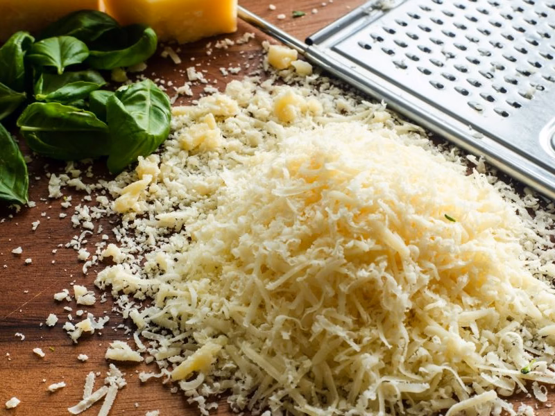 El truco para rallar queso sin que se pegue al rallador