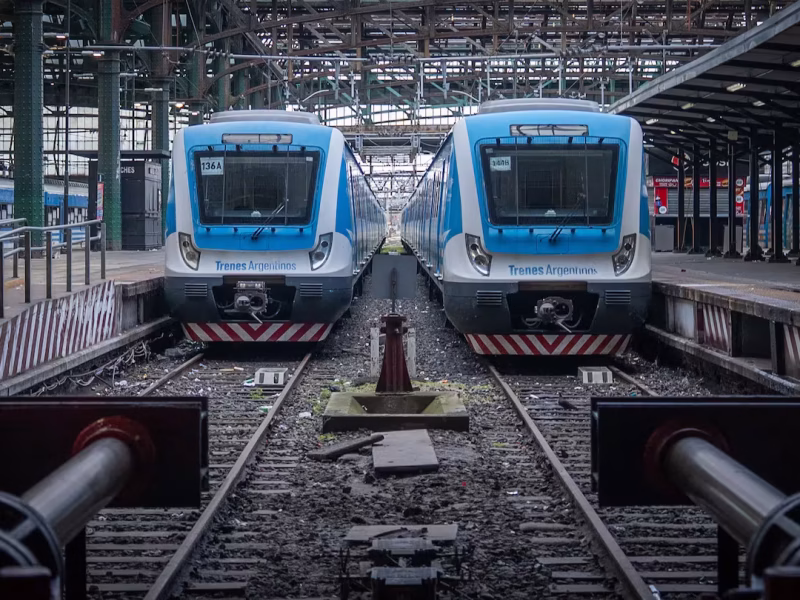 Miles de pasajeros afectados en medio de demoras y cancelaciones en tres líneas de trenes