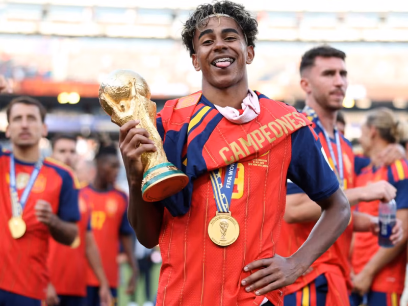 Lamine Yamal generó polémica al compararse con Messi y Maradona