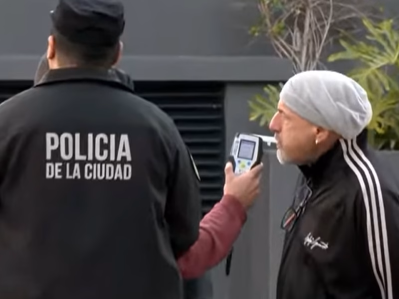 VIDEO | Gustavo Sofovich chocó contra una moto en Palermo: “No tenía yogurt y me fui a comprar dos”