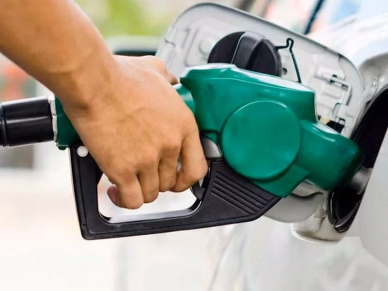 Golpe al bolsillo: suben hasta un 5% los combustibles en todo el país