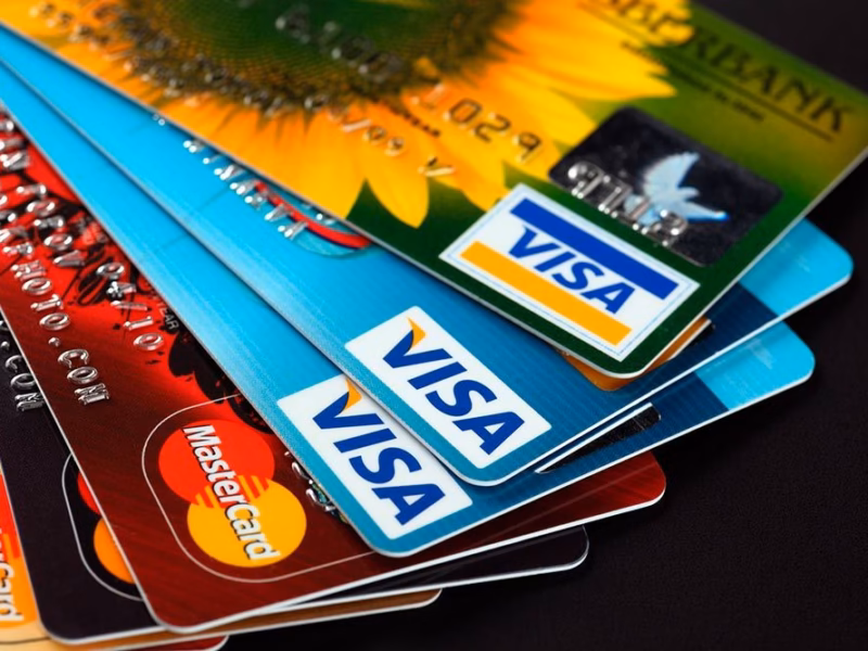 El uso de las tarjetas de crédito cayó 10,1% en términos reales