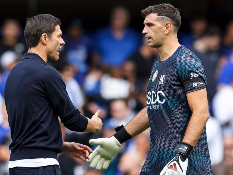El moderno elogio de Xabi Alonso al ‘Dibu’ Martínez en Chelsea: “Tiene aura”