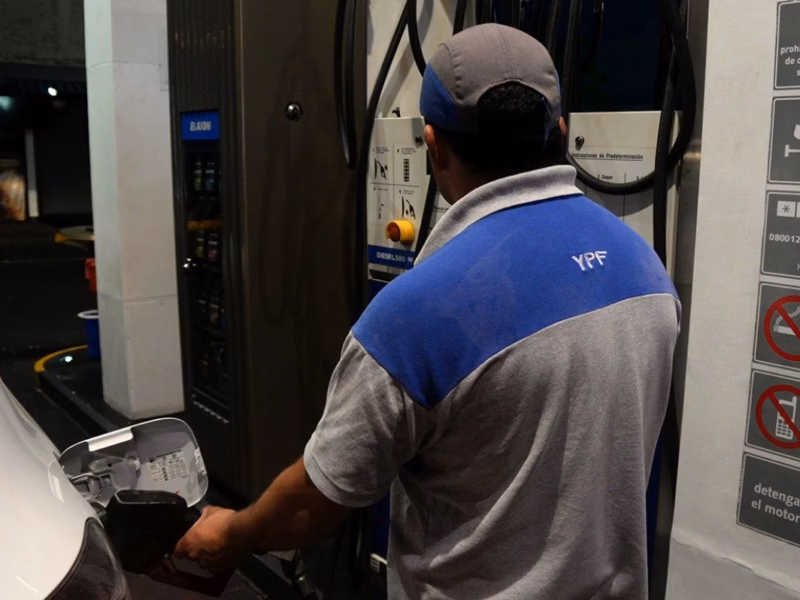 YPF ajusta los precios de los combustibles: la nafta y el gasoil suben 1% desde este sábado
