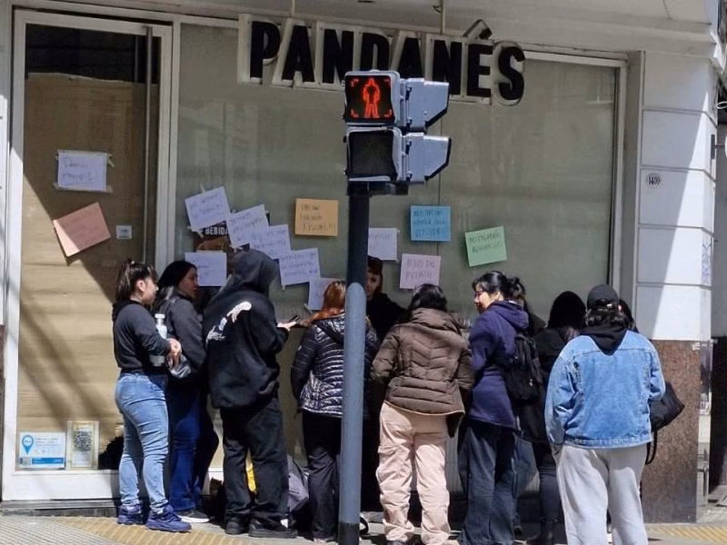 Una cadena de panaderías cerró 25 sucursales y despidió a 150 empleados que se enteraron a las 3 AM