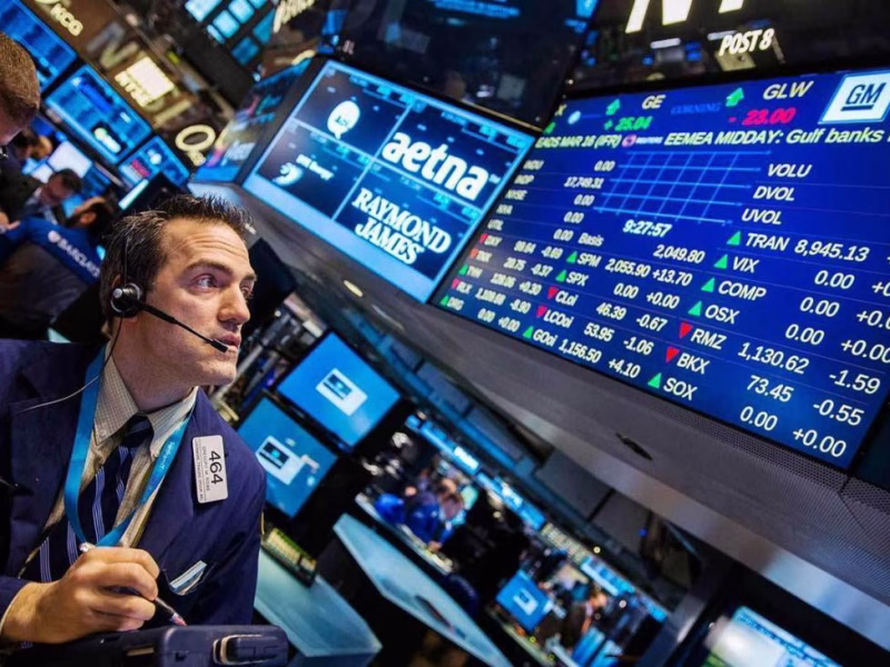 Mercados en alerta: el riesgo país vuelve a superar los 700 puntos y las acciones caen en Wall Street