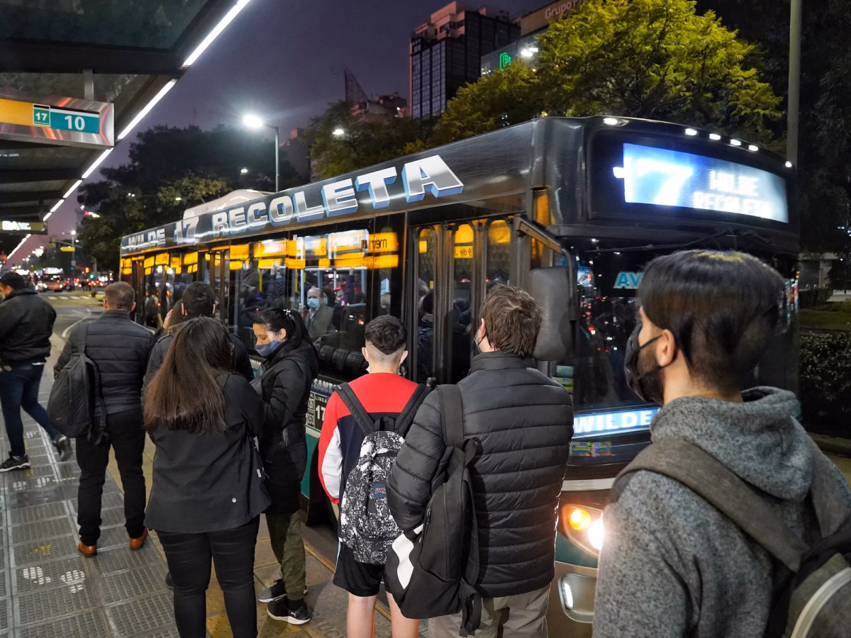 Las empresas de colectivos del AMBA reducirán las frecuencias nocturnas por un desfasaje de $ 40.000 millones