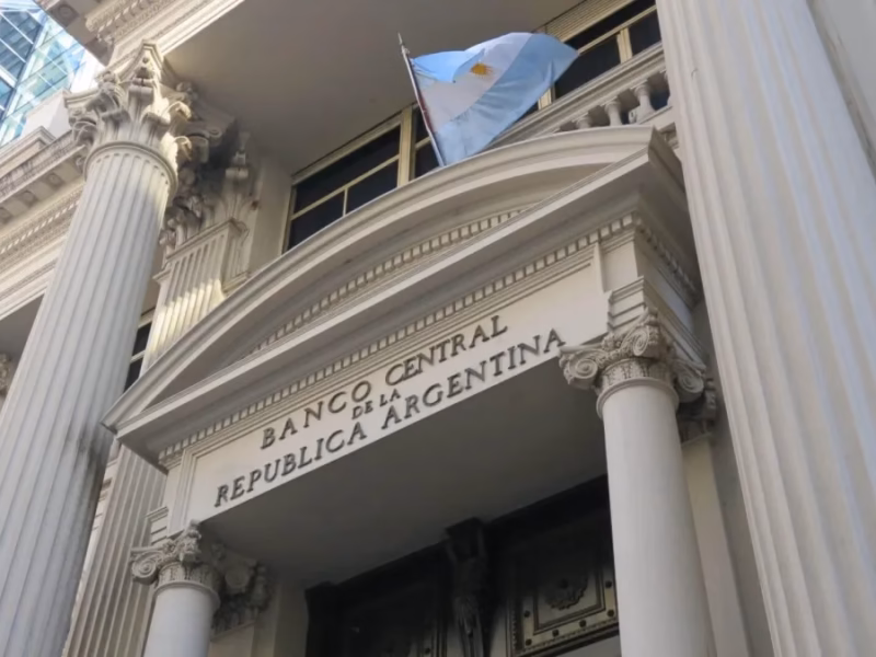 El Banco Central acumuló USD 15 mil millones en reservas y sobrecumplió su meta del año