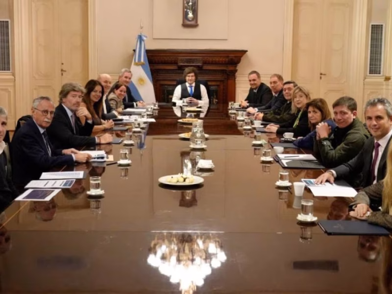 Javier Milei reúne a su Gabinete tras la derrota de Flavio Bolsonaro en Brasil