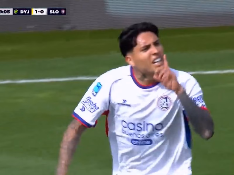 El caliente cruce entre dos jugadores de San Lorenzo en pleno partido