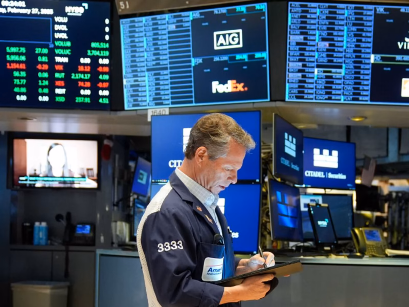 Mercados en rojo: los bonos argentinos pierden 1% en Wall Street y el riesgo país se acelera