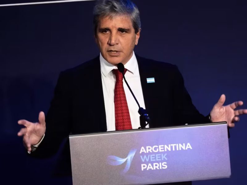 Caputo buscó atraer inversiones en París y aseguró que el principal riesgo para Argentina es “perder la oportunidad”