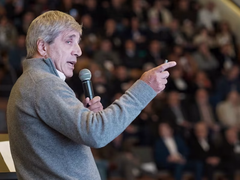 Luis Caputo prometió a los empresarios una reforma tributaria para 2031