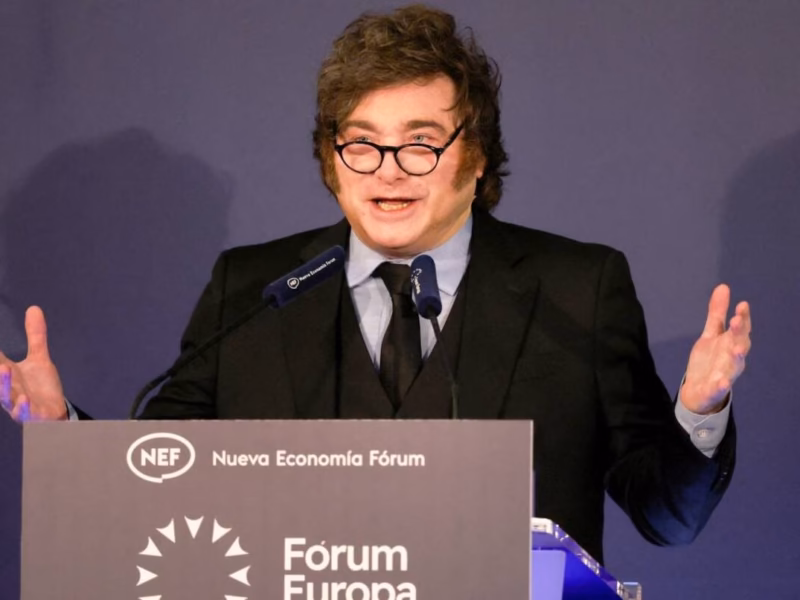 Javier Milei en España: llamó “impresentable dictador” a Pedro Sánchez y pidió “sacar a los socialistas a patadas”