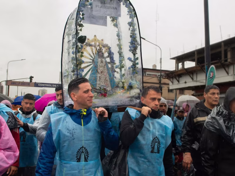 La lluvia no frena a los fieles: miles de personas ya caminan hacia Luján