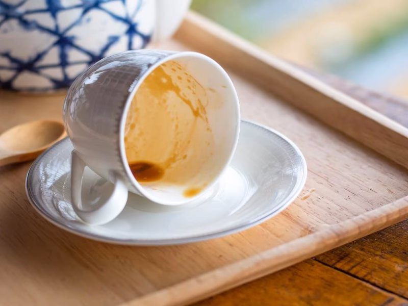 Cómo quitar las manchas de café o té de una taza con productos caseros